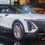 El Cadillac Lyriq es, sobre el papel, un SUV eléctrico de lujo con gran autonomía, interior refinado y buen rendimiento. Sin embargo, su sistema de infoentretenimiento sufre problemas de lentitud y conectividad, lo que empaña la experiencia premium que la marca promete. Aunque no es un mal coche, sus carencias lo alejan de la excelencia que debería ofrecer en su segmento.
