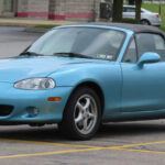 El Mazda MX-5 Miata sigue siendo un icono por placer de conducción, pero su enfoque lúdico y poco práctico limita su atractivo. La estacionalidad en la demanda y el hecho de ser un segundo coche para muchos compradores acelera su depreciación. Hoy, no es raro que un roadster pierda la mitad de su valor en menos de dos años.