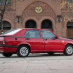 El Alfa Romeo Milano, conocido en Europa como Alfa 75, se vendió en EE. UU. entre 1987 y 1990. Con motor V6 de 2.5 litros, disposición transaxle y un diseño elegante, ofrecía un tacto de conducción apasionante, muy al estilo de la marca italiana. Su corta vida comercial lo convirtió en un clásico de culto, especialmente entre los amantes del ADN deportivo de Alfa.