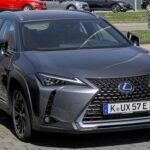 El Lexus UX 300h es la propuesta premium de este listado. Con 196 CV y un consumo de 42 mpg, se sitúa entre los SUV de lujo más eficientes de 2025. Destaca por la suavidad de su sistema híbrido y por la calidad de acabados propia de Lexus, combinando refinamiento con responsabilidad medioambiental.
