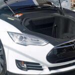 Una de las innovaciones más prácticas de Tesla ha sido el uso del frunk, o maletero delantero. Debido a la ausencia de un motor de combustión interna, los vehículos eléctricos de Tesla cuentan con este compartimento adicional de almacenamiento. Otros fabricantes, como Nissan con su Leaf y Ford con el Mustang Mach-E, han seguido el ejemplo de Tesla y han integrado esta característica en sus modelos eléctricos.

Este ingenioso uso del espacio ha mejorado la practicidad de los coches eléctricos, brindando un almacenamiento extra que no solo optimiza el diseño, sino que también beneficia a los propietarios al permitirles llevar más cosas sin comprometer el espacio interior.