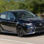 El Toyota Camry es un sedán de tamaño medio que ha sido sinónimo de fiabilidad durante más de 30 años. A lo largo de su vida, el Camry ha mantenido una excelente reputación por su durabilidad y bajo costo de mantenimiento. Con un costo estimado de $4,600 a lo largo de 10 años y un costo anual de $388, el Camry es una de las opciones más económicas de mantener en su segmento.

Ideal para familias o conductores que necesitan un vehículo espacioso y fiable, el Camry es perfecto para quienes valoran la fiabilidad y los bajos costos operativos. Además, su diseño es simple y eficiente, lo que contribuye a su bajo costo de mantenimiento.