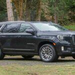 Precio de venta sugerido: $69,000

El GMC Yukon tiene muchas similitudes con el Escalade, pero carece de su prestigio y exclusividad. Aunque es un SUV de gran tamaño con capacidad para 7 u 8 pasajeros, muchos propietarios se han quejado de su consumo elevado de combustible y de problemas mecánicos.

A pesar de su gran capacidad de carga, su conducción se siente menos refinada en comparación con sus competidores directos, como el Ford Expedition o el Toyota Sequoia, que ofrecen una experiencia de conducción más suave y una mayor fiabilidad. Además, su valor de reventa es considerablemente bajo en comparación con otros modelos de lujo en la misma categoría.