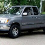La Toyota Tundra es ampliamente reconocida por su fiabilidad, pero ciertos años, como el modelo de 2002, han tenido problemas significativos con la integridad del marco y la oxidación, lo que afecta negativamente la durabilidad del vehículo. El óxido y los problemas relacionados con el marco pueden acortar drásticamente la vida útil de la camioneta, especialmente en áreas donde las condiciones climáticas son extremas y las carreteras se tratan con sal durante el invierno. Aunque Toyota ha resuelto muchos de estos problemas en modelos más nuevos, los modelos más antiguos pueden ser una mala elección si buscas un vehículo de larga duración. Asegúrate de inspeccionar cualquier Tundra usada en busca de signos de óxido antes de tomar una decisión.