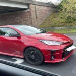 El Toyota Yaris en sus primeras versiones era un coche que sobresalía por su fiabilidad. Sin embargo, muchos conductores se quejaron de su mala insonorización en autopistas, espacio limitado y una sensación general de ser un coche económico en exceso. Aunque era asequible y eficiente, el Yaris carecía de encanto y no brindaba una experiencia de conducción agradable. Con el tiempo, muchos conductores admitieron que su compra fue más una necesidad económica que una decisión de placer.