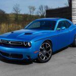 El Dodge Challenger ha sido el muscle car por excelencia, especialmente en su versión con motor V8. Con el cierre de la producción de modelos con motor V8 y la transición hacia vehículos eléctricos, los modelos de Challenger con motor V8 están destinados a convertirse en piezas muy deseadas por los coleccionistas. En particular, los modelos con motor HEMI de 6.2 litros y ediciones especiales como el Hellcat o el Demon se están volviendo cada vez más escasos.

Si bien los modelos básicos no están subiendo de precio rápidamente, es solo cuestión de tiempo antes de que los Challenger V8 en estado original se conviertan en piezas de colección. Aquellos con bajo kilometraje y algunas opciones únicas tendrán un valor considerable a medida que los muscle cars con motores de combustión interna sean cosa del pasado.