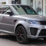 El Land Rover Range Rover Sport SVR es un SUV de alto rendimiento que no solo destaca por su capacidad todoterreno, sino también por su impresionante desempeño en carretera. Con un motor V8 sobrealimentado de 5.0 litros que entrega 575 caballos de fuerza, el Range Rover Sport SVR acelera de 0 a 100 km/h en solo 4.3 segundos. Su manejo dinámico y dirección precisa lo convierten en una máquina emocionante para conducir. Además, su interior lujoso y su tecnología avanzada hacen que sea un vehículo ideal para quienes buscan un SUV versátil que pueda ofrecer tanto una experiencia deportiva como una comodidad excepcional en viajes largos.
