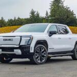 La GMC Sierra EV, al igual que su contraparte Chevrolet Silverado EV, ha enfrentado un inicio difícil. Aunque tiene el atractivo de ser una camioneta totalmente eléctrica, su falta de una red de carga eficiente y el precio elevado han hecho que muchos consumidores duden antes de adquirirla. La falta de opciones de motorización más tradicionales y la preocupación por la durabilidad de las baterías de largo plazo son otros factores que juegan en su contra. En un mercado tan competitivo como el de las camionetas, la Sierra EV todavía tiene mucho por demostrar para ganar la preferencia de los compradores.