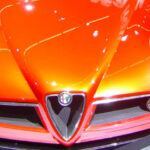 El Alfa Romeo 8C Competizione de 2003 es un modelo espectacular en cuanto a diseño y prestaciones. Sin embargo, sus emisiones no cumplían con los estándares estadounidenses. La empresa nunca modificó el modelo para ajustarlo a la normativa, dejando al 8C fuera del mercado norteamericano.