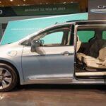 La Chrysler Pacifica Híbrida fue diseñada para ofrecer una combinación de utilidad familiar y eficiencia de combustible gracias a su sistema híbrido. Sin embargo, los propietarios han encontrado que la batería del vehículo tiene una descarga prematura, lo que disminuye su autonomía eléctrica y genera reparaciones costosas. Además, la transmisión eléctrica continuamente variable (eCVT), parte fundamental del sistema híbrido, también ha mostrado fallos que afectan la fiabilidad del vehículo. Estos problemas han llevado a muchos a cuestionar si la tecnología híbrida ha alcanzado el nivel de fiabilidad necesario para un vehículo familiar. A pesar de su atractivo inicial, las fallas mecánicas y eléctricas han hecho que muchos propietarios deseen no haber elegido este modelo.