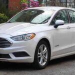 El Ford Fusion es un sedán que, en general, tiene una buena reputación, pero los últimos modelos de producción (particularmente los que cuentan con el motor EcoBoost) presentan varios problemas que hacen que este vehículo sea poco recomendable en el mercado de autos usados. Uno de los defectos más graves son las fugas de refrigerante en los motores EcoBoost, lo que puede llevar a la pérdida total del bloque del motor, un problema que puede requerir una costosa sustitución. Además, la dirección asistida suele fallar con el tiempo, lo que añade más gastos a un coche que, en sus últimas versiones, no ha mantenido la fiabilidad que lo caracterizaba.