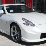 El Nissan 370Z es un deportivo directo y sin complicaciones que ofrece carácter clásico y un rendimiento potente. Los modelos a partir de 2013 son los más equilibrados, ya que cuentan con mejoras que hacen que el coche sea más fácil de conducir a diario sin perder esa sensación de tracción trasera cruda. El motor VQ es muy probado, aunque puede desarrollar problemas con las juntas de la galería de aceite o desgaste en los sincronizadores si se le da un uso excesivo. Mantén el mantenimiento al día, evita modificaciones excesivas y este coche seguirá ofreciendo potencia y estilo mucho tiempo después de que sus rivales se retiren. Con un enfoque sencillo de potencia, estilo y fiabilidad, el 370Z sigue siendo relevante hoy en día.