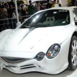 El Mitsuoka Orochi, con su diseño extravagante, parecía un superdeportivo salido de una película de anime, pero en su interior llevaba la tecnología de Toyota. Su motor V6 de 3.3 litros, compartido con el Toyota Camry, ofrecía una potencia de aproximadamente 230 caballos. Aunque sus cifras de rendimiento no eran las mejores en su clase, el Orochi destacó por su apariencia única y su fiabilidad, ya que el motor Toyota aseguraba un manejo sencillo y duradero, lo que contrastaba con su estética de 