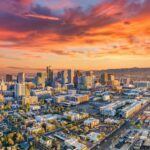Arizona también se suma a la lista de estados donde los conductores de vehículos eléctricos pueden pagar menos por el seguro. Al igual que Illinois, el coste de asegurar un VE en Arizona es un 37% superior al de un coche de gasolina, pero las primas siguen siendo relativamente asequibles en comparación con otros estados. En promedio, los conductores de VE en Arizona pagan $3,043 anuales, mientras que los de coches a gasolina pagan $2,221. Los seguros en Arizona tienden a ser más baratos en general debido a factores como la menor congestión de tráfico y el clima más cálido, lo que reduce la cantidad de accidentes y daños.