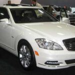 El Mercedes-Benz S400 Hybrid fue el primer híbrido de la marca alemana y se comercializó como una berlina de lujo eficiente. Sin embargo, este vehículo ofrecía mejoras mínimas en cuanto a eficiencia, pero sus costos de mantenimiento eran elevados debido a la complejidad de la batería y sus componentes de lujo. A pesar de ser un automóvil de gama alta, su mantenimiento no era barato, y la depreciación fue notablemente rápida. Este modelo mostró cómo la tecnología híbrida en sedanes de lujo puede, en realidad, añadir más costos sin ofrecer los ahorros esperados, dejando a los propietarios con una inversión más cara de lo que habían anticipado.
