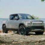 La startup californiana Rivian, aunque es un jugador emergente en el mercado de los vehículos eléctricos, enfrenta importantes problemas de fiabilidad que la colocan en el último puesto de la lista de marcas más fiables. Los problemas con la batería y la carga han sido recurrentes en sus modelos, especialmente en el Rivian R1T, el primer SUV eléctrico de la marca.

Con una puntuación de 14/100 en fiabilidad, Rivian ocupa el puesto 22 entre las 22 marcas evaluadas. A pesar de las expectativas generadas por su SUV R1S y la camioneta R1T, los problemas con la batería y la climatización siguen siendo una preocupación para los propietarios. Como una marca joven, Rivian tendrá que abordar estos problemas rápidamente si quiere mantenerse competitiva en el mercado de vehículos eléctricos.