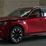 El Mazda CX-90 PHEV 2025 cuesta 38.045 $ y ofrece un interior lujoso y manejo deportivo. Sin embargo, su tercera fila es demasiado estrecha y el espacio de carga es mínimo, lo que lo hace poco práctico como vehículo familiar diario.