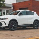 El Dodge Hornet 2025 es un SUV compacto que ha generado opiniones divididas. Si bien su rendimiento deportivo es destacable, presenta varios inconvenientes que lo convierten en una opción menos adecuada para los jubilados.

Con un consumo de combustible de 24 MPG combinado, el Hornet no es tan eficiente como otros modelos en su clase. Además, Car and Driver resalta que los asientos traseros son muy pequeños, lo que limita su comodidad para quienes viajan con familiares o amigos. También carece de un gran espacio de carga, lo que puede ser frustrante para aquellos que planean viajes largos o necesitan espacio adicional para llevar pertenencias.