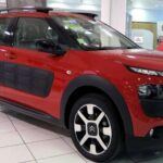 El Citroën C4 Cactus, lanzado en 2014, es un SUV que se atrevió a ser diferente con su diseño único, destacando los paneles de Airbump en los costados para proteger la carrocería de golpes leves. Este modelo rompió con el tradicional concepto de SUV, buscando un enfoque más práctico y eficiente sin sacrificar estilo.

Con una construcción ligera y motores económicos, el C4 Cactus es un ejemplo de la capacidad de Citroën para pensar fuera de lo común. Su diseño atrevido y sus características de comodidad lo convirtieron en una opción popular para aquellos que querían algo diferente a lo que ofrecían otros SUV compactos en el mercado.