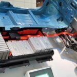 Tesla ha sido un líder indiscutido en el desarrollo de baterías eléctricas de largo alcance. Modelos como el Tesla Model S Long Range Plus han alcanzado más de 400 millas con una sola carga, estableciendo un referente en la autonomía de los vehículos eléctricos. Esta capacidad de extender la autonomía ha sido crucial para la aceptación generalizada de los vehículos eléctricos.

Otros fabricantes como Hyundai con su Kona Electric y Chevrolet con el Bolt EV han mejorado sus tecnologías de baterías para ofrecer autonomías competitivas. La tendencia de mejorar el alcance de las baterías ha impulsado a muchas marcas a centrarse en este aspecto, ya que es uno de los factores más importantes para aumentar la adopción de los vehículos eléctricos a gran escala.