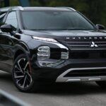 Precio: $42,145 a $53,355

El Mitsubishi Outlander PHEV es un híbrido enchufable accesible y confiable que se destaca por su tracción a las cuatro ruedas, lo que lo convierte en una excelente opción para los conductores que necesitan un vehículo eficiente que también ofrezca capacidad en todo tipo de clima. Con un precio más asequible que otros híbridos enchufables, el Outlander ofrece una gran cantidad de características por un precio razonable.

Este modelo es perfecto para aquellos que buscan tecnología avanzada y capacidades todoterreno, sin gastar una fortuna. Con su bajo costo de mantenimiento y su capacidad para afrontar cualquier clima, el Outlander PHEV es una opción económica y eficiente para quienes buscan un híbrido duradero.
