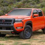 Problemas: Transmisión, frenos y fiabilidad a largo plazo

La Nissan Frontier 2025, aunque atractiva por su capacidad y precio asequible, ha recibido muchas quejas sobre su transmisión y otros problemas mecánicos. La transmisión de nueve velocidades controlada por software presenta problemas como desacoplamientos de marchas, cambios bruscos y vibraciones, especialmente en climas fríos. Además, los frenos se desgastan prematuramente, y los errores de software añaden frustración a los propietarios. Estos problemas hacen que la Frontier no sea una opción recomendada para aquellos que buscan una camioneta fiable y de bajo mantenimiento.