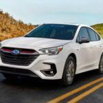 Precio de venta sugerido por el fabricante: $26,810

El Subaru Legacy 2025 es un sedán que a menudo pasa desapercibido, pero con su motor turboalimentado en los modelos Sport y Touring XT, ofrece una experiencia de conducción divertida y un diseño actualizado. Aunque su estética exterior es discreta, el sistema de infoentretenimiento de 11.6 pulgadas y la fiabilidad de Subaru hacen de este modelo una excelente opción para quienes buscan comodidad y tecnología en un sedán. Aunque los modelos sin turbo pueden sentirse más funcionales que emocionantes, aquellos que opten por el Legacy con motor turbo encontrarán un vehículo que combina bien rendimiento, eficiencia y durabilidad.