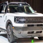 El Ford Bronco 2025 fue diseñado para ser el SUV todoterreno ideal, con un enfoque en el off-road y una estética clásica. Sin embargo, este modelo ha sido víctima de múltiples recalls, incluyendo un problema crítico con los brazos de control delanteros que pueden desprenderse, lo que afecta gravemente la dirección del vehículo y pone en peligro la seguridad del conductor. La advertencia de 