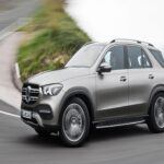 El Mercedes-Benz GLE 350 4MATIC, con un precio de 65.500 dólares, ofrece un habitáculo sofisticado y una conducción refinada. No obstante, según Benson, su precio es difícil de justificar, ya que otros SUV grandes ofrecen equipamiento y prestaciones similares por menos dinero. Su calidad de construcción es alta, pero en términos de relación calidad-precio, no es la opción más lógica dentro del segmento.