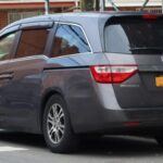 Para las familias, la Honda Odyssey siempre ha sido sinónimo de seguridad y espacio. El modelo 2011 destacó por su conducción suave y su avanzado sistema de entretenimiento. Las versiones actuales añaden innovaciones como el HondaVAC, un aspirador integrado, y los Magic Slide Seats que facilitan la vida a bordo. Todo ello, sin perder la esencia de minivan confiable y cómoda, ideal para largos viajes familiares.