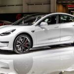 El Tesla Model 3, pese a sus recientes rediseños, se enfrenta a un histórico recall desde 2023. Problemas como sobrevoltaje en la dirección asistida, fallos en la cámara trasera y detección del cierre del capó son recurrentes y afectan la experiencia del usuario.