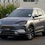 BYD (Build Your Dreams) superó en ventas a Tesla en 2022, con 1,86 millones de vehículos eléctricos e híbridos. Su tecnología Blade Battery es más segura y duradera que las convencionales. Modelos como el BYD Han alcanzan 600 km de autonomía y 0 a 100 km/h en 3,9 segundos, mientras que el Atto 3 ofrece 420 km por menos de 30.000 dólares. Con expansión en Europa y planta en Hungría, BYD se presenta como el mayor fabricante eléctrico del mundo, con estrategia de integración vertical y precios competitivos.