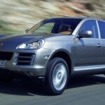 El Cayenne de primera generación puede adquirirse por alrededor de $15,000, pero su mantenimiento anual promedio es de $1,231, y las reparaciones mayores pueden elevar el costo significativamente. Los modelos tempranos presentan más problemas mecánicos que las generaciones posteriores, y cada año tiene particularidades que requieren atención específica.