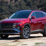 El SUV más vendido del semestre es el Hyundai Tucson con 113.310 unidades, registrando un crecimiento del 23% respecto al año pasado. Renovado con pantallas más grandes, modos de conducción adaptativos y ligeros cambios de diseño, se consolida como la joya de la marca. Está disponible en versiones híbridas, enchufables y de combustión, aunque el deportivo N-Line desaparece discretamente del catálogo.