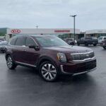 El Kia Telluride ha recibido muchos elogios por su diseño robusto y su completo equipamiento, pero al analizarlo a fondo también deja dudas. Su interior no llega a los niveles de refinamiento que promete, y su motor, aunque correcto, no destaca frente a rivales con mayor eficiencia o mejores prestaciones. A pesar de sus intentos de posicionarse como una referencia, el Telluride termina siendo más apariencia que sustancia.