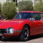 El Toyota 2000GT, producido entre 1967 y 1970, fue el primer superdeportivo japonés y una obra maestra de la ingeniería nipona. Con solo 351 unidades fabricadas, demostró que Japón podía competir con Europa en diseño y prestaciones. Más que un coche, fue la carta de presentación de Toyota en el mundo del alto rendimiento.