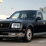 El Toyota Century 1997 es el epítome del lujo japonés de la más alta gama. Equipado con un motor V12 de 5.0 litros y una transmisión automática de 4 velocidades, el Century se destacó por su suavidad y su capacidad para ofrecer una conducción inigualable. Con interiores de lujo, como tejido de lana jacquard y suspensión neumática, el Century no era un coche para las masas. En su lanzamiento, fue uno de los coches más caros de Japón y se diseñó específicamente para un mercado de lujo extremadamente exclusivo. Este modelo fue creado para quienes demandaban lo mejor de lo mejor, y su legado sigue siendo un símbolo de lujo inalcanzable para la mayoría.