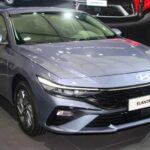 El Hyundai Elantra, uno de los modelos más vendidos de la marca, ha tenido dificultades históricas con la fiabilidad de sus motores y transmisiones. Aunque Hyundai ha hecho mejoras en los modelos más recientes, los modelos anteriores a menudo sufrían de motores poco eficientes y transmisiones defectuosas. Aunque el Elantra sigue siendo una opción popular, los conductores deben estar atentos a la posibilidad de problemas a largo plazo, lo que podría afectar su experiencia de propiedad.