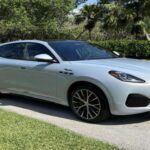 El Grecale Folgore es la versión eléctrica de Maserati, y aunque promete ser una opción de lujo con estilo audaz y tecnología avanzada, no termina de convencer. La calidad de construcción parece inconsistente, y los fallos en el software socavan las expectativas de los compradores de vehículos eléctricos de alta gama. Si bien el Folgore es indudablemente estilizado y tiene un gran potencial, aún le falta madurez en términos de fiabilidad y desempeño para justificar el precio premium que exige. Muchos se preguntan si están pagando por prestigio o si están, de alguna manera, probando un producto que aún no está completamente listo.