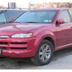 El Isuzu Axiom intentó destacar con un estilo agresivo y moderno, pero terminó pareciendo un SUV desproporcionado y sin coherencia visual. Su parrilla ancha y líneas angulosas chocaban con una trasera poco inspirada. El mercado lo castigó y desapareció rápidamente, quedando en el olvido.
