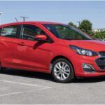 El Chevrolet Spark fue uno de los vehículos más baratos de la marca, pero su diseño minimalista y su interior estrecho no lograron convencer a los consumidores. A pesar de su precio accesible, el Spark fue criticado por su motor poco potente y la falta de características modernas. En 2024, solo se vendieron 2,295 unidades, lo que demuestra que, aunque los compradores busquen opciones económicas, también esperan comodidad y tecnología, características que el Spark no pudo ofrecer.