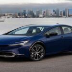 Precio base: $29,485
El Toyota Prius sigue siendo el rey de la eficiencia de combustible, con una estimación de 57 mpg combinados gracias a su motor híbrido de 2.0 litros y 194 caballos de fuerza. A pesar de su enfoque en la eficiencia, el Prius también ofrece una aceleración ágil y un diseño más moderno y atractivo. El Prius cuenta con una amplia gama de tecnología estándar, como una pantalla táctil de 8 pulgadas y el Toyota Safety Sense 3.0, que incluye características como el Adaptive Cruise Control y el Pre-Collision System. Su fiabilidad y bajo costo de mantenimiento siguen siendo sus mayores ventajas.