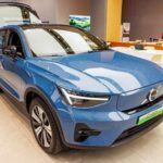 El Volvo C40 Recharge es un crossover eléctrico con un diseño elegante, pero no tiene el rendimiento y la eficiencia que se espera de un vehículo de su gama. Si bien es seguro y cómodo, su autonomía y las velocidades de carga no se comparan con las de otros competidores en su segmento, como el Tesla Model Y. Además, su precio elevado no se justifica frente a la competencia, especialmente cuando hay otros modelos con mejor tecnología y mayor alcance por un precio similar. A pesar de su atractivo, el C40 Recharge podría quedar atrás en un mercado tan competitivo de vehículos eléctricos.