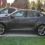 El Kia Cadenza ofrecía una gran comodidad a un precio atractivo, lo que lo hacía muy popular entre los jubilados. Sin embargo, el modelo fue descontinuado, lo que causó que su valor de reventa cayera drásticamente. La limitada reconocimiento de marca en el sector de autos de lujo también afectó su atractivo en el mercado de segunda mano. Los propietarios que pensaron que estaban haciendo una buena compra se dieron cuenta de que terminaron perdiendo más de lo que esperaban debido a la escasa demanda de este modelo.