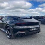 Aunque Ferrari no sufrió tantas retiradas como otras marcas en 2025, la mítica firma italiana tuvo que hacer frente a un recall. Este recall fue relativamente menor, con un único modelo siendo afectado. A pesar de la fama y el estatus de Ferrari, el recordatorio de que ningún coche está exento de fallos fue evidente. Aunque el recall no fue grave, no deja de ser un recordatorio para los propietarios de Ferrari de que, incluso los coches más exclusivos, pueden tener que pasar por el taller. Lo bueno es que, por lo menos, los dueños pueden alardear de que su Ferrari estuvo en el taller, lo que sigue siendo algo bastante cool.