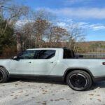 El Rivian R1T es una opción única en el mercado de los vehículos eléctricos de aventura, y su compromiso con la seguridad es destacado. Este camión eléctrico de alto rendimiento ha demostrado ser increíblemente seguro, con excelentes resultados en las pruebas de choque y una variedad de características de asistencia avanzada al conductor, como control de crucero adaptativo y cámaras 360 grados. Además, su sistema de conducción autónoma es uno de los más avanzados del mercado. El R1T también cuenta con la capacidad de realizar maniobras extremas, como giros en tanque, sin comprometer la seguridad. Para los aventureros preocupados por la seguridad, este vehículo es una elección confiable.