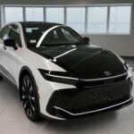 El Toyota Crown es un sedán híbrido de lujo que se ha ganado su lugar entre los mejores en cuanto a tecnología de conducción. Equipado con Toyota Safety Sense 3.0, que incluye control de crucero adaptativo de serie, el Crown no solo ofrece una conducción eficiente, sino también tecnología avanzada para garantizar una conducción segura. Este modelo, que reemplaza al Toyota Avalon, tiene un diseño elevado que proporciona una excelente visibilidad y comodidad al volante. El Crown ofrece un equilibrio perfecto entre estilo, confort y seguridad, convirtiéndolo en una de las opciones más deseadas de su segmento.