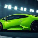 El Lamborghini Revuelto combina el diseño salvaje y la innovación híbrida que caracteriza a la marca italiana. Este superdeportivo de $600,000 es un paso hacia el futuro con un motor V12 y tres motores eléctricos, lo que le permite ofrecer un rendimiento impresionante mientras mantiene una eficiencia energética destacada. El Revuelto es un claro ejemplo de cómo Lamborghini se reinventa, adaptando su ADN de velocidad y lujo a las necesidades de un futuro más ecológico. Su diseño agresivo, junto con su tecnología híbrida de punta, hace de este coche una verdadera declaración de estilo y potencia.