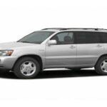 El Toyota Highlander 2002-2004 ha sido un pilar en el segmento de SUV medianos gracias a su fiabilidad y comodidad de conducción. En particular, el modelo de 2004 cuenta con control electrónico de estabilidad de serie y ofrece un motor V6 que proporciona una conducción suave y segura. Con 19 mpg, no es el más eficiente en combustible de la lista, pero su espacioso interior y la opción de tercera fila de asientos lo hacen ideal para familias. La visibilidad exterior es excelente y su accesibilidad lo convierte en un vehículo fácil de manejar y cómodo para viajes largos.