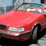 El Chrysler TC By Maserati fue un intento de Chrysler en los años 80 de combinar el lujo europeo con la fiabilidad estadounidense, uniendo fuerzas con Maserati. Lo que salió de esta colaboración fue un coupé de lujo que no cumplió con las expectativas de ninguno de los dos mundos. A pesar de contar con un diseño atractivo y un motor potente, la calidad de construcción y la falta de una identidad clara impidieron que el TC ganara tracción en el mercado. En total, solo se produjeron unas 7,000 unidades antes de que Chrysler decidiera discontinuarlo, marcando otro fracaso en la industria de los coches de lujo.